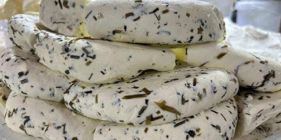 Sezon erken açıldı, yağışlar bereket getirdi! Taze otlu peynir 400 TL’ye tezgahta 4